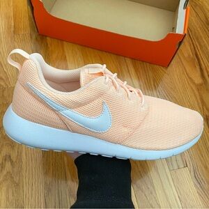 Nike Roshe One Women’s Sneakers
